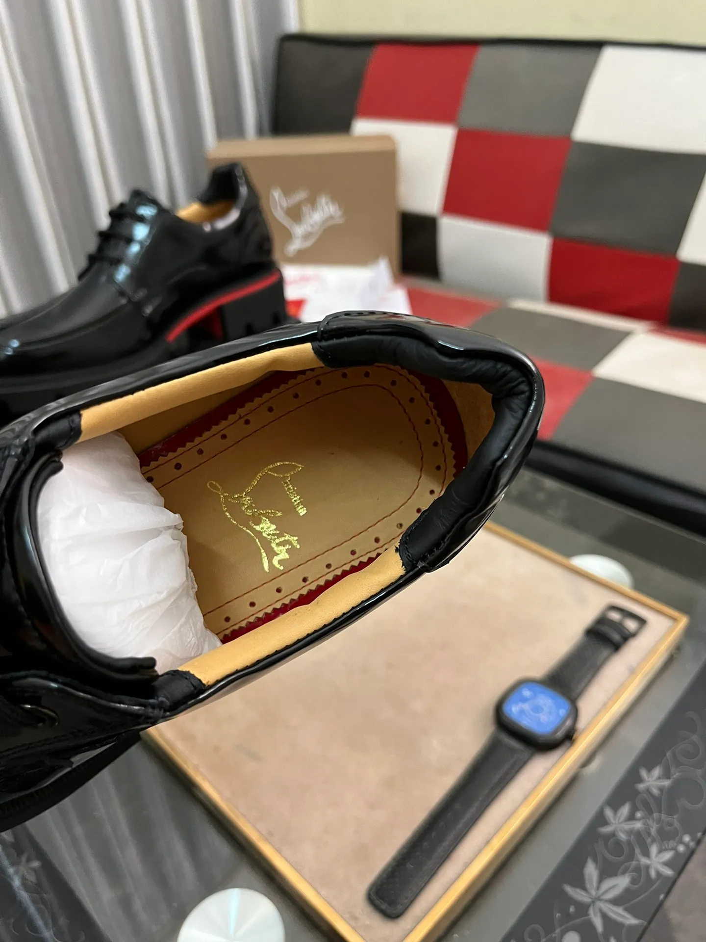 Men's shoes 💰820⌚️⌚️CL New formal leather shoes Christia* Loubouti* red-soled shoes GREGGO men's Oxford shoes Made of imported cowhide/glossy patent leather/stitched contrasting high silk suede. Three-section toe design. Iconic red outsole, the ultimate personalized shoe. Original color cowhide lining. Original Italian leather outsole; fine workmanship brings you a luxurious experience. With its neat silhouette and straightforwardness, GREGGO men's Oxford shoes are Oxford shoes born for city roaming. The elegant lines and classic silhouette exude eternal charm. The black patent leather material is exquisite and eye-catching, adding a sense of luxury to the overall look. The slender toe design is full of elegance, and matched with closed shoelaces of the same color, the sophistication is invisible. The slim sole design provides the shoes with a light foot feel, elegant steps, and a refined and elegant look. Shows outstanding texture.  Standard leather shoe size: 38-44